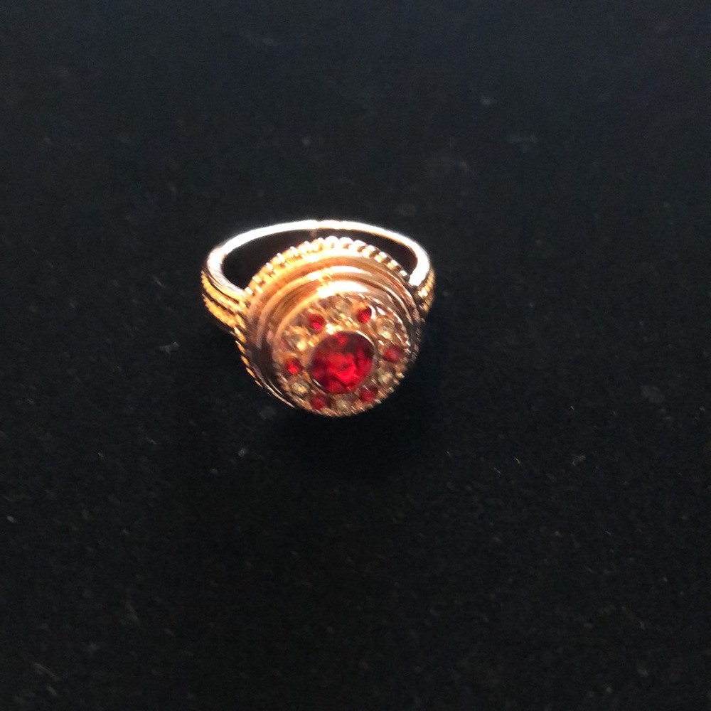 Rose gold tone ring for 12mm snap buttons. Fits size 8 finger. Comes with 1 snap - Picture 4 of 7